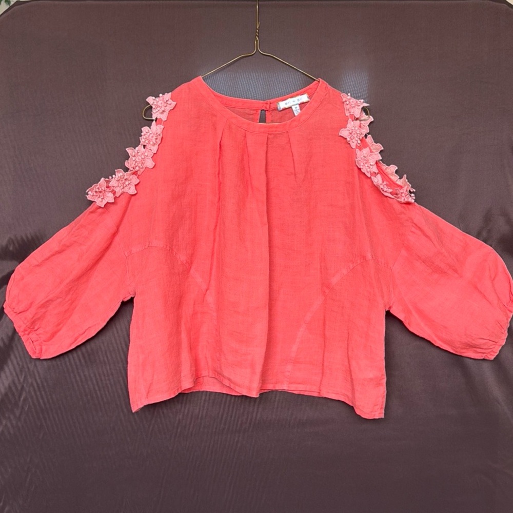 Eri+Ali Floral Embroidered Shoulder Cutout Women’s Medium Mother of Pearl Button